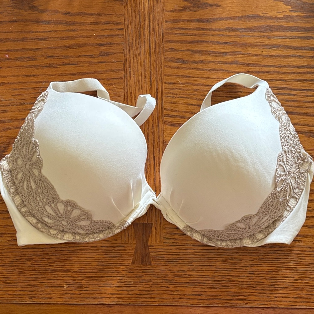 Victoria's Secret Fabulous Cream, lace trim Bra 36DD